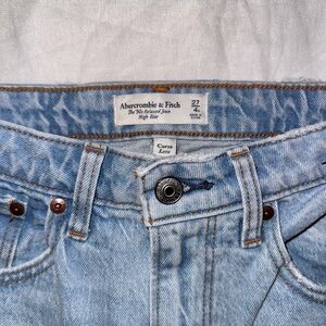 NWOT Abercrombie & Fitch - The 90’s Relaxed Jean, High Rise, Curve Love